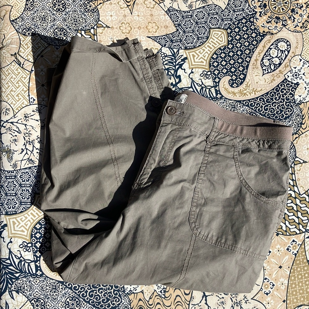 St. John's Bay lightweight capri 16 converts to shorts